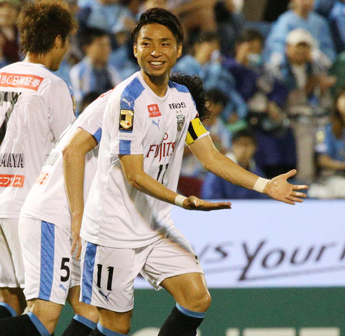 磐田対川崎F　前半、先制ゴールを決め、ゆりかごポーズで喜ぶ川崎F・FW小林（撮影・中島郁夫）