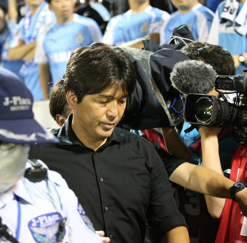 磐田対川崎F　スタンドのサポーターと話を終えた磐田名波監督（撮影・中島郁夫）