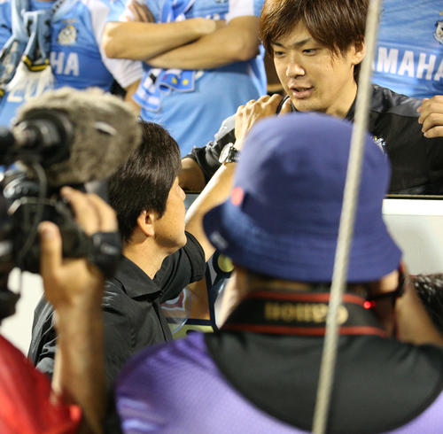 磐田対川崎F　試合後、サポーターの肩に手を置き報告する磐田名波監督（撮影・中島郁夫）