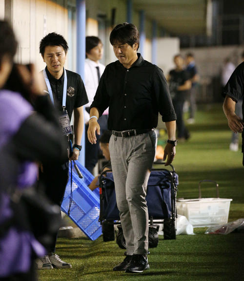 磐田対川崎F　試合後、監督会見で辞意を表明し控室に戻る磐田名波監督（撮影・中島郁夫）