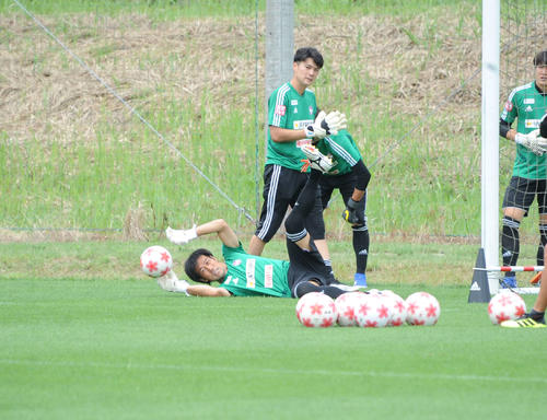 天皇杯のメンバー入りを視野にトレーニングに臨む野沢（手前）
