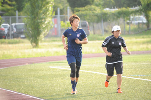 豊増トレーナー（右）とともにランニングで調整する平尾