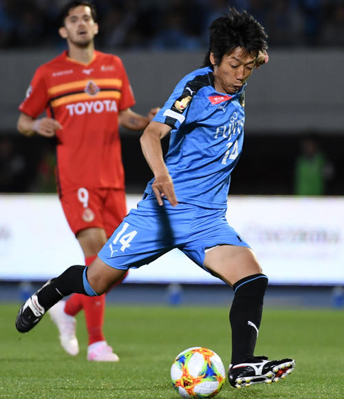 川崎F対名古屋　シュートを放つ川崎F・MF中村（2019年5月17日撮影）