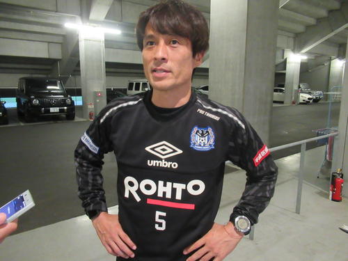 取材に応じるG大阪の宮本監督（撮影・実藤健一）