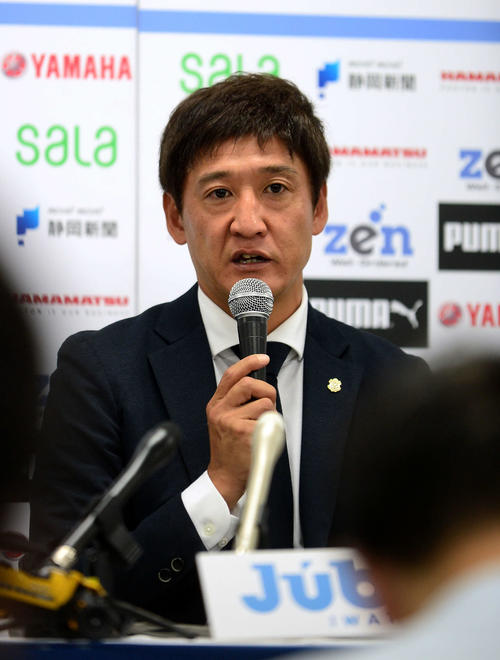 監督就任会見で決意を語る磐田の鈴木新監督