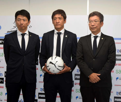 会見に臨んだ磐田の鈴木新監督（中央）と小野社長（右）、服部強化本部長