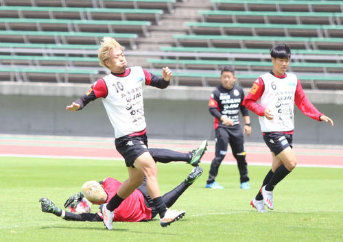 ゴール前でGK菅野を交わす札幌MF駒井（左）（撮影・西塚祐司）