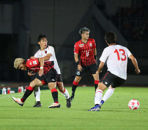 札幌対ホンダFC　前半、相手の厳しいマークを受ける札幌MF駒井（左端）（撮影・西塚祐司）