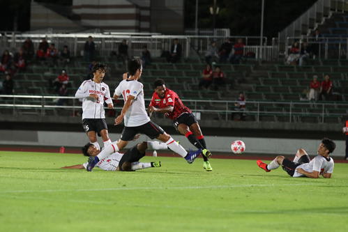 札幌対ホンダFC　前半、相手に囲まれながらシュートを放つ札幌FWロペス（撮影・西塚祐司）