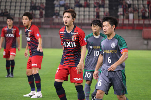 北陸大戦に出場する鹿島FW安部（中央）