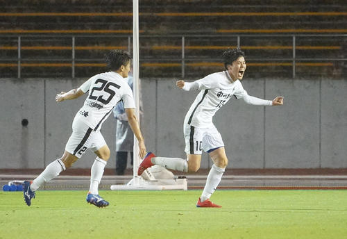 後半、チーム3点目のゴールを決め喜ぶ鹿屋大FW藤本一輝（右）（撮影・森本幸一）