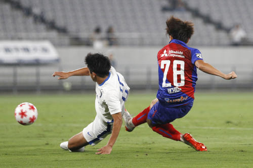 FC東京－桐蔭横浜大　後半、先制ゴールを決める東京内田（右）（共同）