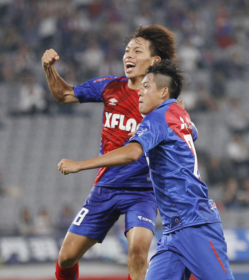 FC東京－桐蔭横浜大後半、先制ゴールを決め喜ぶ東京内田（左）（共同）