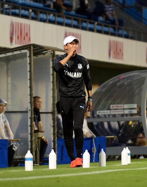 前半、大声で指示を出す磐田・鈴木新監督