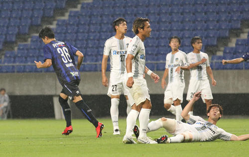 G大阪対讃岐　前半10分、G大阪FW中村敬斗（左）はゴールを決め喜ぶ（撮影・上山淳一）
