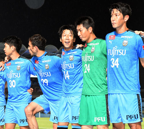 川崎F対明大　試合後、サポーターと勝利を喜ぶ川崎F・MF中村（中央）らイレブン（撮影・滝沢徹郎）