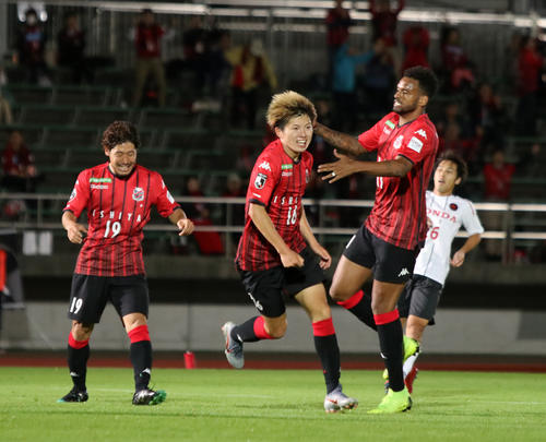 後半10分、同点ゴールを決めて喜ぶ札幌MF藤村（中）（撮影・西塚祐司）