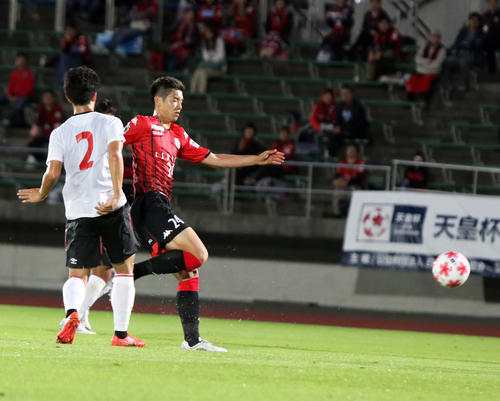 前半33分、ゴールを決める札幌DF中村（右）（撮影・西塚祐司）
