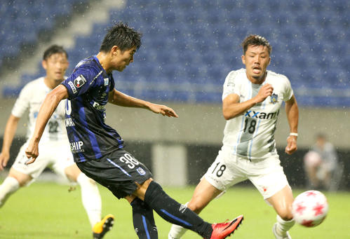 3日のサッカー天皇杯2回戦・G大阪対讃岐　前半14分、G大阪FW中村敬斗（中央）はゴールを決める