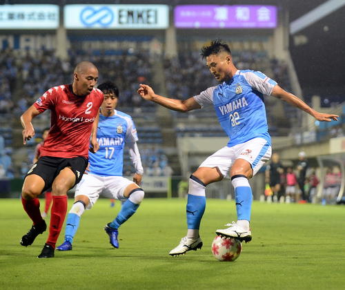 磐田対ホンダロックSC　前半、2得点の磐田FW中山（右）は、前線でボールをキープ。中央はMF森谷（2019年7月3日撮影）