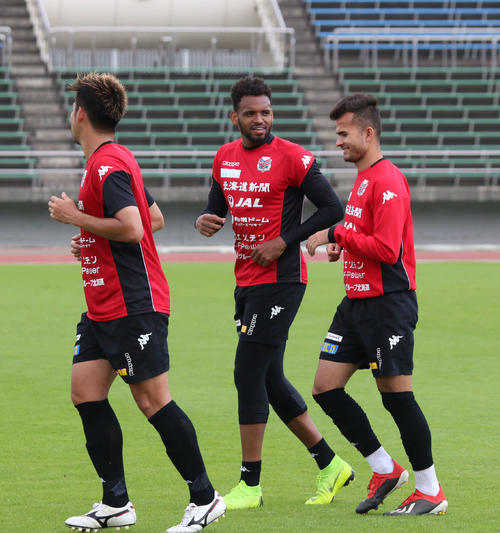 談笑しながらランニングする札幌FWロペス（中央）とMFルーカス（右）（撮影・保坂果那）