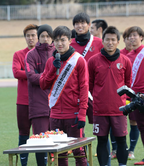 18年1月、「お誕生日おめでとう」のタスキをつけて19歳の誕生日を祝福される鹿島FW安部