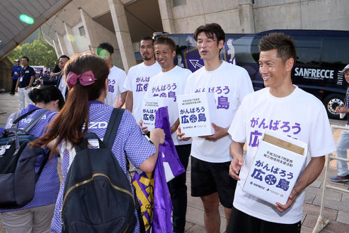 広島対C大阪　試合前、募金活動をする選手ら（撮影・栗木一考）