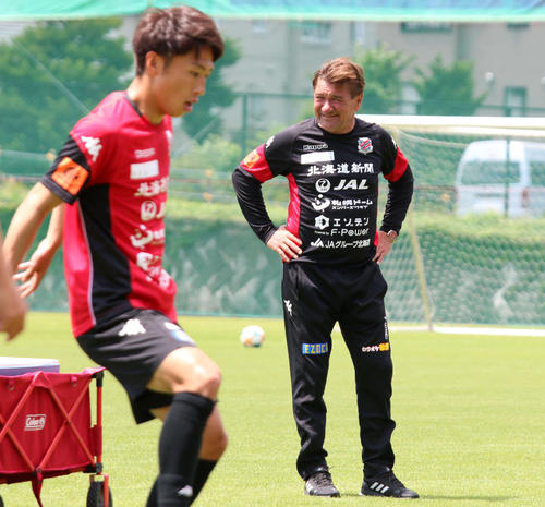 練習する選手を見守る札幌ペトロビッチ監督（撮影・保坂果那）
