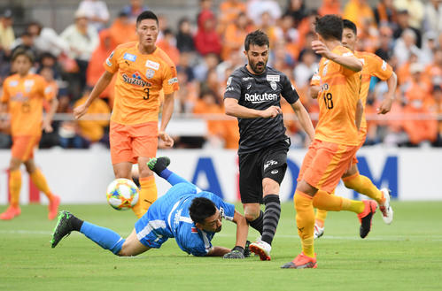 清水対神戸　前半、ゴール前でGKをかわして同点ゴールを決める神戸FWビジャ（撮影・加藤諒）
