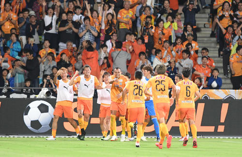清水対神戸　後半、勝ち越しゴールを決めてイレブンと喜ぶ清水FWドウグラス（中央）（撮影・加藤諒）