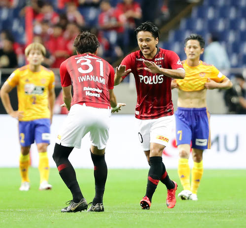 浦和対仙台　前半、先制ゴールを決めた浦和FW興梠（右）はイレブンと喜び合う（撮影・浅見桂子）