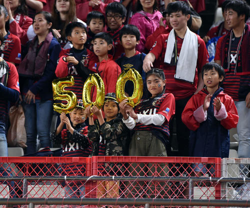 鹿島対磐田　J1通算500勝を挙げ、喜ぶ鹿島サポーター（撮影・たえ見朱実）
