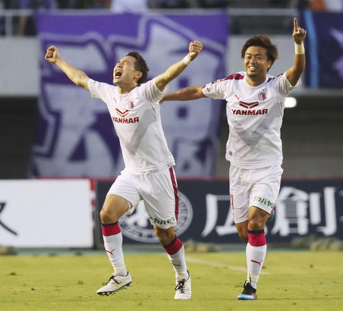 前半、先制のFKを決め喜ぶC大阪・水沼（左）（共同）