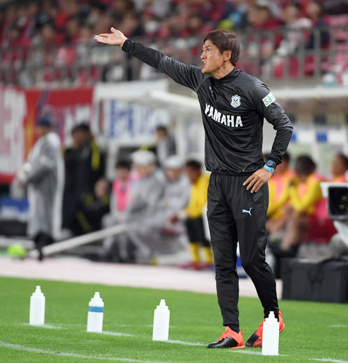 鹿島対磐田　選手に指示を出す磐田鈴木秀人新監督（撮影・たえ見朱実）