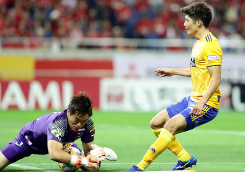 浦和対仙台　前半、ゴール前へのパスに飛び出した仙台MF道渕（右）だが、浦和GK西川に阻まれる（撮影・浅見桂子）