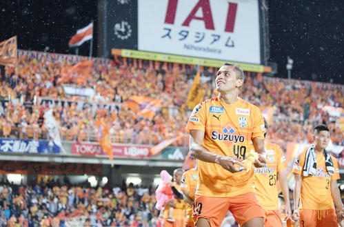 清水対神戸　7試合連続得点を挙げて神戸に勝利し、観客の歓声に笑顔で応える清水FWドウグラス（撮影・加藤諒）