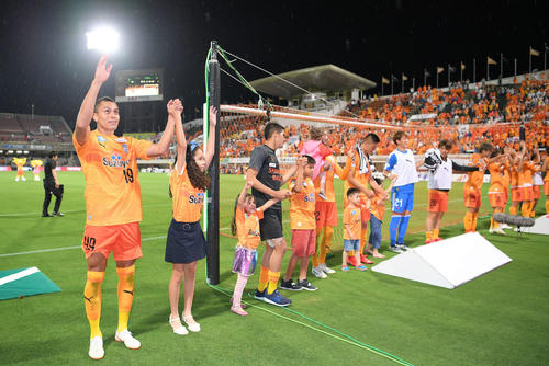清水対神戸　神戸に勝利し、サポーターにあいさつをするFWドウグラス（左端）ら清水イレブン（撮影・加藤諒）