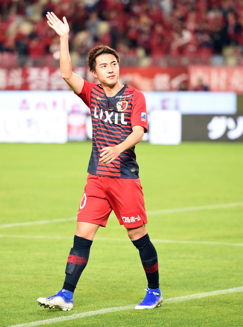 鹿島対磐田　ファンの声援に応える鹿島MF安部（撮影・たえ見朱実）