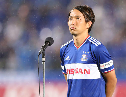 横浜対大分　試合後、ベルギーへ移籍する横浜MF天野はサポーターへのあいさつで感極まった表情を見せる（撮影・河野匠）