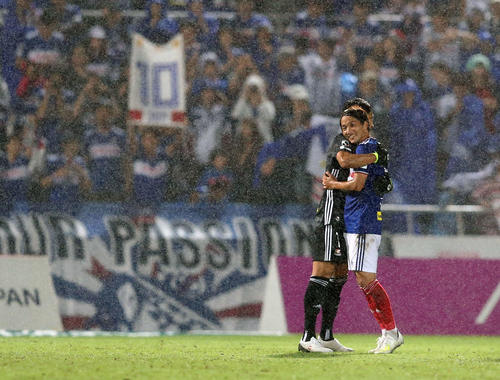 横浜対大分　移籍前最後の試合を勝利で飾った横浜MF天野（右）はGK朴一圭と抱き合い笑顔を見せる（撮影・河野匠）
