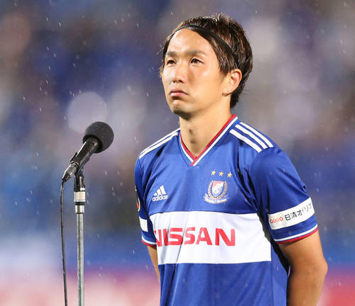 試合後、横浜MF天野はサポーターへのあいさつで感極まった表情を見せる（撮影・河野匠）