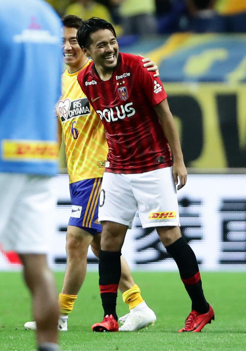 決勝点を挙げた浦和FW興梠（右）は仙台MF兵藤から称えられ笑顔を見せる（撮影・浅見桂子）