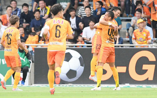 前半、先制ゴールを決めてドウグラス（右）と抱き合って喜ぶ清水FW北川（同２人目）（撮影・加藤諒）