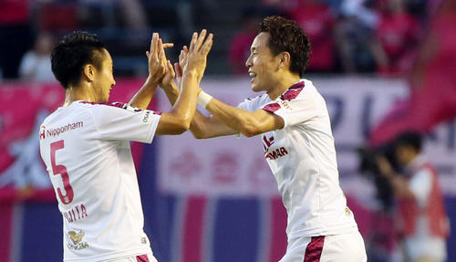 前半、先制ゴールを決めMF藤田（左）とタッチするC大阪FW水沼（撮影・栗木一考）