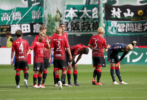 札幌対松本　引き分けに終わり肩を落とす札幌イレブン（撮影・佐藤翔太）