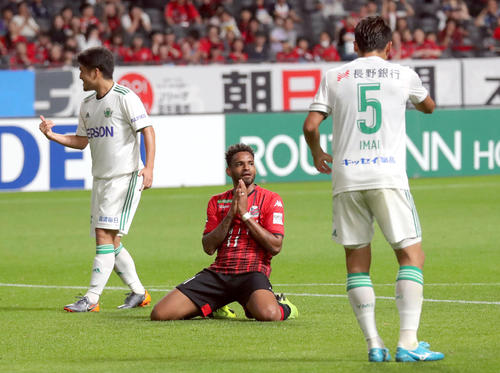 札幌対松本　後半、シュートを外す札幌MFロペス（撮影・佐藤翔太）
