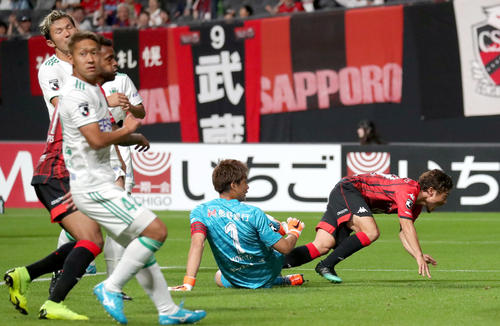 札幌対松本　前半7分、ゴールを決める札幌MF白井（右）（撮影・佐藤翔太）