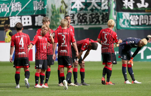 札幌対松本　引き分けに終わり肩を落とす札幌イレブン（撮影・佐藤翔太）