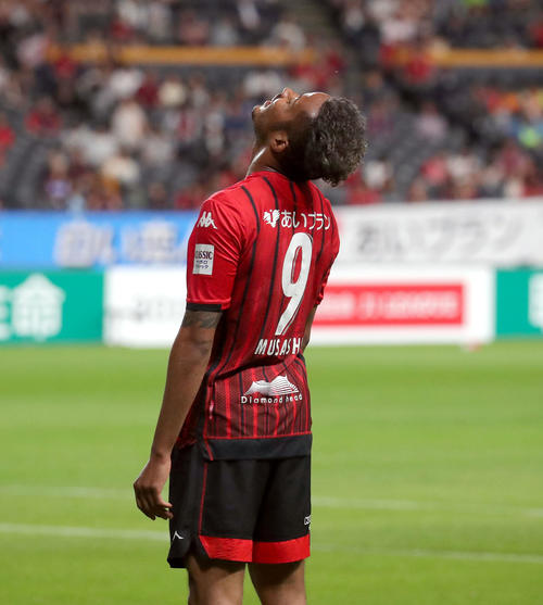 札幌対松本　後半、シュートを外し天を仰ぐ札幌MF鈴木（撮影・佐藤翔太）