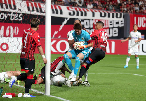 札幌対松本　後半、ゴール前に迫るも松本GK守田（中央）にシュートを阻まれる札幌FWジェイ（撮影・佐藤翔太）